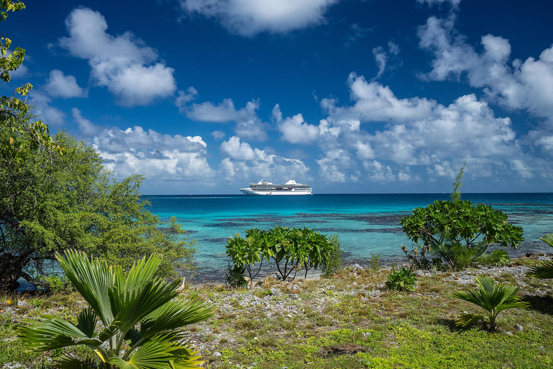 Cruising French Polynesia: Tahiti, Bora Bora, and the Tuamotus – with Smithsonian Journeys 